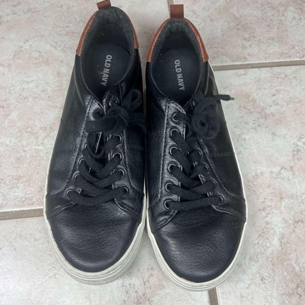 Old Navy boys shoes 👞 size 6